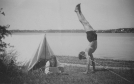 Sønnerne Tage og Ejner Sørensen ved Kolding fjord ca. 1935