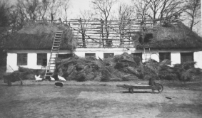Gamle stuehus på Højgård bliver revet ned 1937